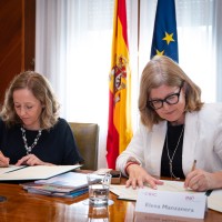 La presidenta del CSIC, Eloísa del Pino, y la presidenta del INE, Elena Manzanera, durante la firma del protocolo. / César Hernández