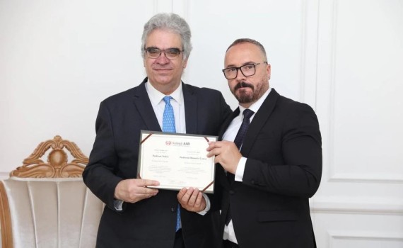 El profesor Isidro F. Aguillo (a la izquierda) y el rector de la Universidad AAB. La Rioja