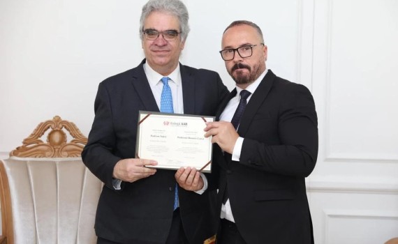 El profesor Isidro F. Aguillo (a la izquierda) y el rector de la Universidad AAB. La Rioja
